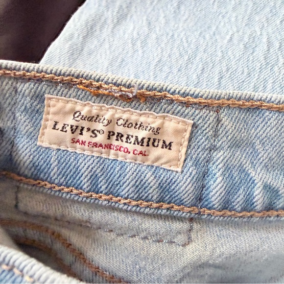 70s throwback High-Rise Slim Straight Light Wash Distressed Women's Jeans - Picture 9 of 15